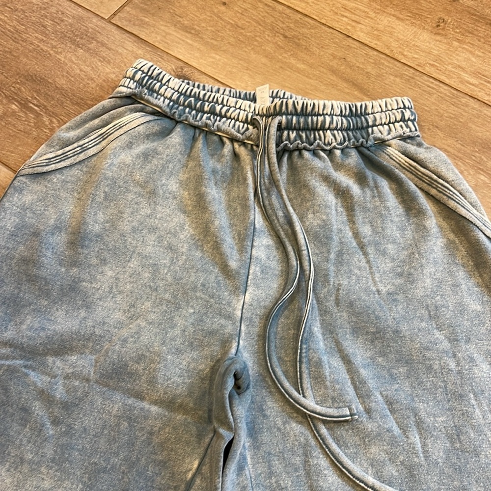 Zenana Wide Leg Cropped Sweatpants MEDIUM Raw Hem Drawstring Waist Side Pockets - Picture 2 of 9